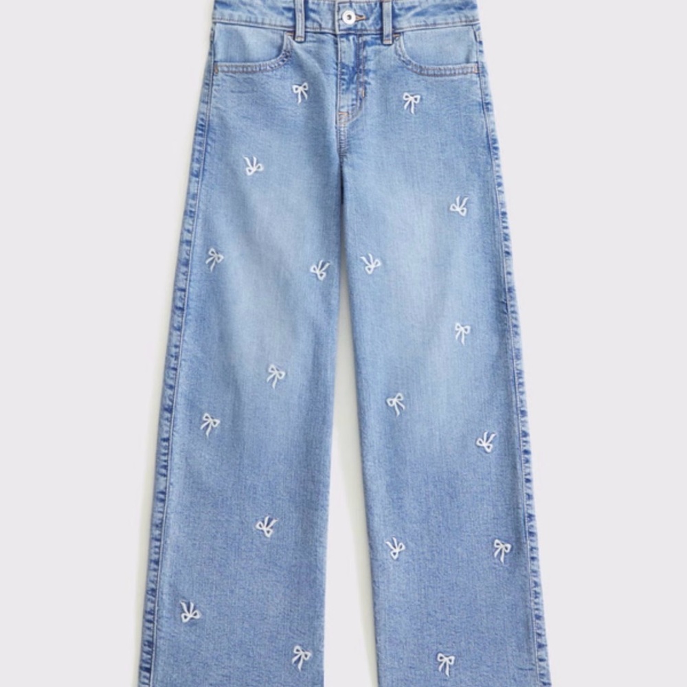 Abercrombie Kids Light Blue Wide Leg Jeans with White Embroidery Size 13/14 Sht